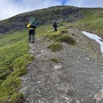 Zusammen die Berge hoch