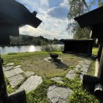 Hüttenidyll am Fluss