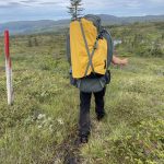 Ein Rucksack und sein Träger