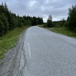 Weiter an der Strasse entlang