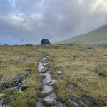 Kleine Nothütten auf dem Weg