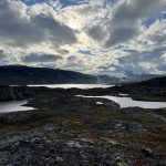 Mit Gletschern im Hintergrund