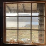 Schnitzarbeiten in der Hütte