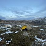 Notdürfiger Zeltplatz neben der Strasse