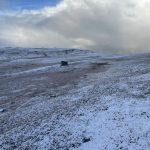 Kleine Nothütte auf dem Weg